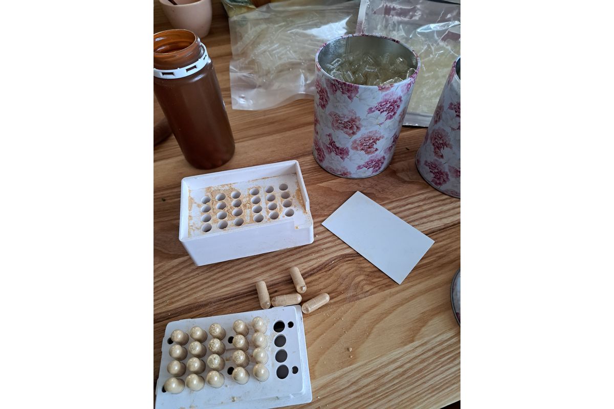 Kaplse od Vás se mnohem lépe z plničky vyndavají než z jiného obchodu, nejen vyndavají, ale i zandávají, i když je to stejná velkost, ty ostatní dřely a často se mi při vyndávání zasekly, takže se mi prášek vysypal. Tyhle lépe "kloužou" :-). Linda